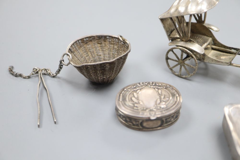 A George III curved silver snuff box, makers mark IP, Birmingham 1813, 5.7 cm, and other small silver or plated objects of vertu